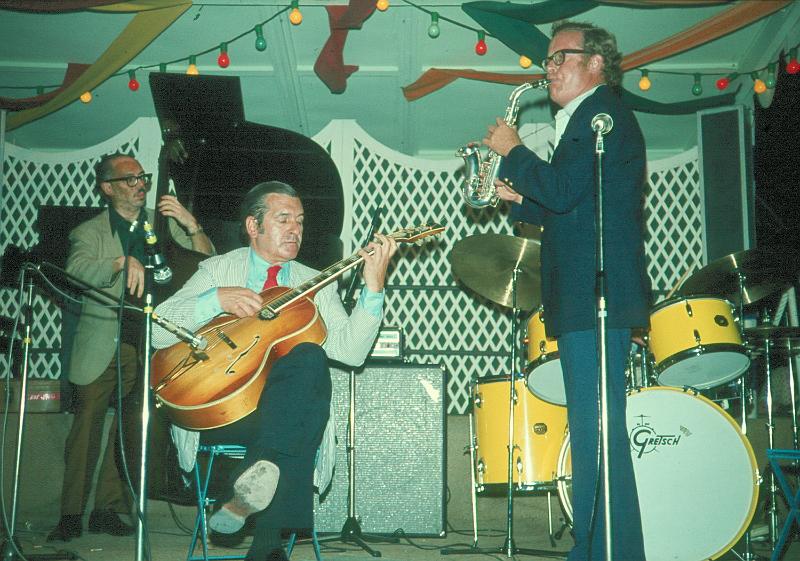 1975-20.jpg - Soprano Summit: Salute To Bechet 23.07.1975 23:00 Dance Stage
George Duvivier, Marty Grosz, Bob Wilber