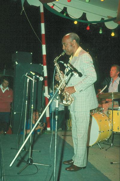 1975-32.jpg - 26.07.1975 23:00 Dance Stage
"Alto Summit":
Benny Carter, Bobby Rosengarden
