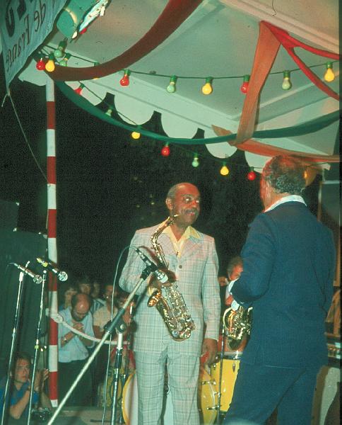 1975-33.jpg - 26.07.1975 23:00 Dance Stage
"Alto Summit":
Benny Carter, Bobby Rosengarden, Earl Warren