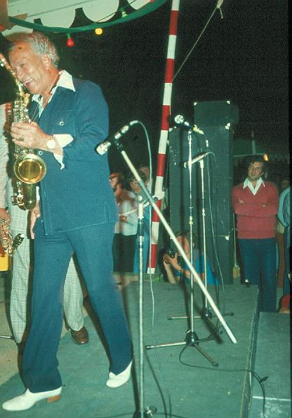 1975-34.jpg - 26.07.1975 23:00 Dance Stage
"Alto Summit":
Earl Warren