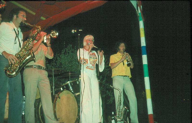 1975-44.jpg - Barrelhouse Jazzband 23.07.1975 24:00 Garden Stage
Frank Selten, Horst Schwarz, Angi Domdey, Reimer von Essen