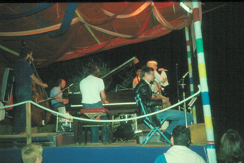 1975-46.jpg - Barrelhouse Jazzband 23.07.1975 24:00 Garden Stage
Eberhard Jirzik, Hans-Georg Klauer, Werner Knodel,Horst Schwarz,  Bernd Otto, Angi Domdey