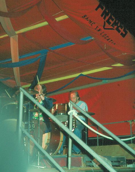 1975-48.jpg - Barrelhouse Jazzband & Friends 23.07.1975 24:00 Garden Stage
Drum Battle: Trevor Richards, Hans-Georg Klauer