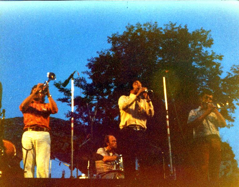 1976-091.jpg - 16.07.1976 21:00 Arena Stage
Barrelhouse Jazzband: Bernd Otto, Frank Selten, Horst Schwarz, H-G Klauer, Reimer von Essen, Eddie Hubble