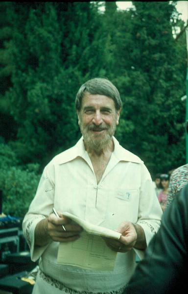 1977-074.jpg - 1977 Jimmy Maxwell off-stage