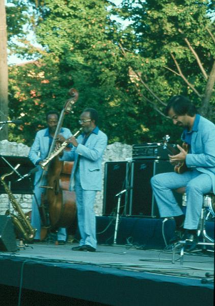 1981-17.jpg - 18.07.1979 Arena Stage
Percy Heath, Jimmy Heath, Toy Purrone (g)