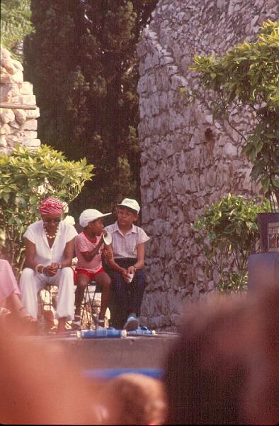 1984-162.jpg - 10.07.1984
Dee Dee Bridgewater & family off-stage