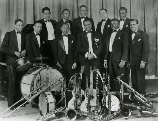 Ein Bild, das Kleidung, Person, Musik, Musikinstrument enthält.

Automatisch generierte Beschreibung